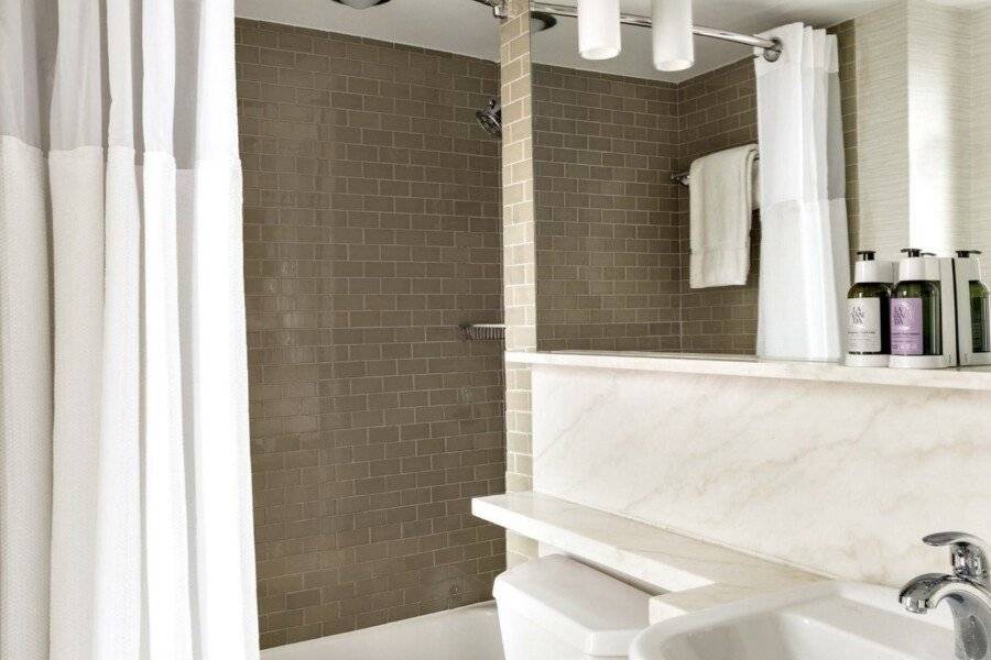 70 Park Avenue Hotel bathtub