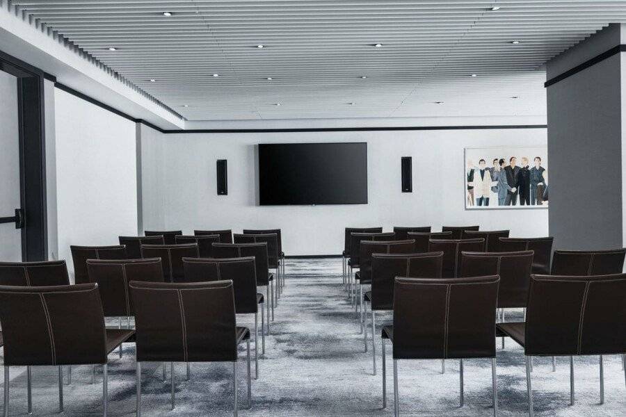 The Langham, New York, Fifth Avenue conference room