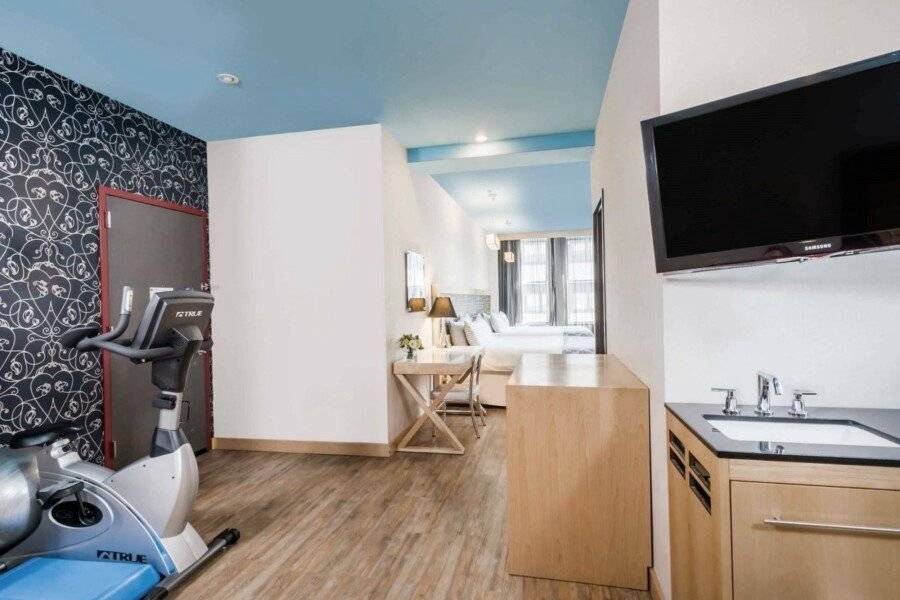 TRYP by Wyndham New York City Times Square - Midtown fitness centre, hotel bedroom