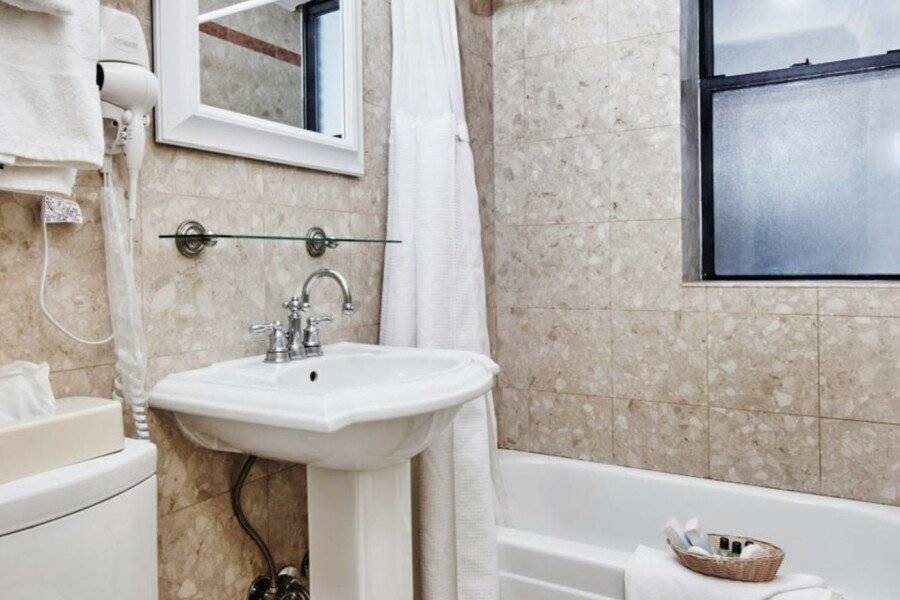 Radio City Apartments bathtub