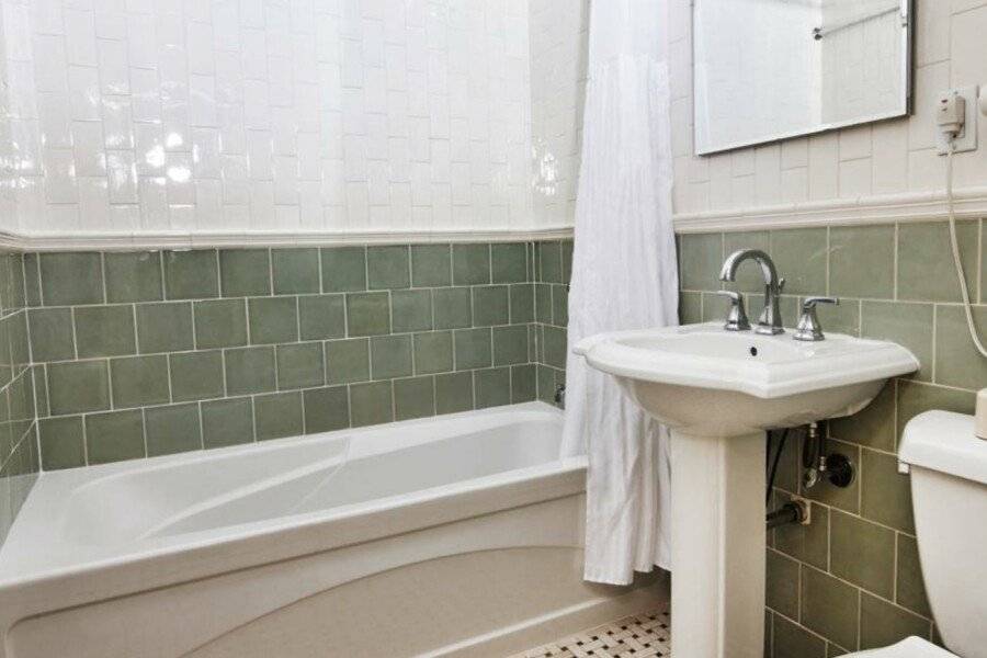 Radio City Apartments bathtub