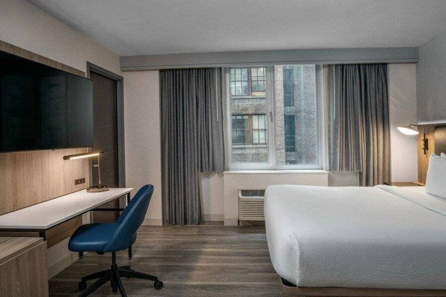 Courtyard by Marriott Times Square West hotel bedroom