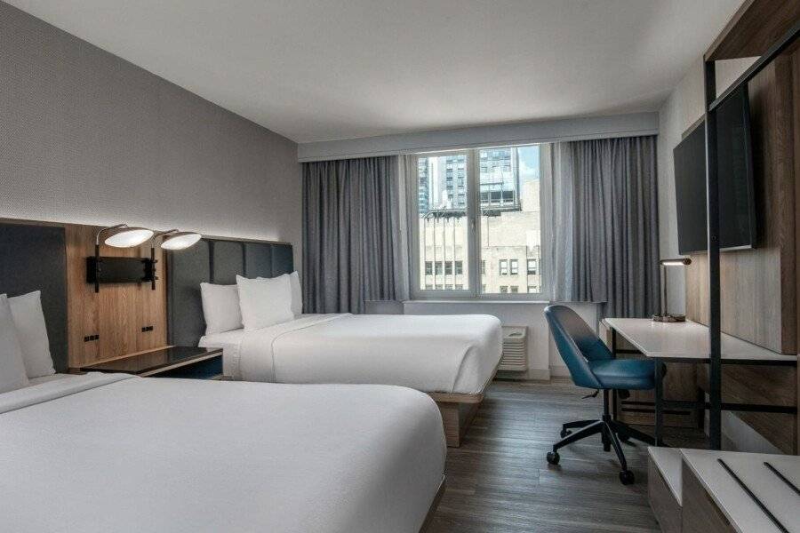 Courtyard by Marriott Times Square West hotel bedroom