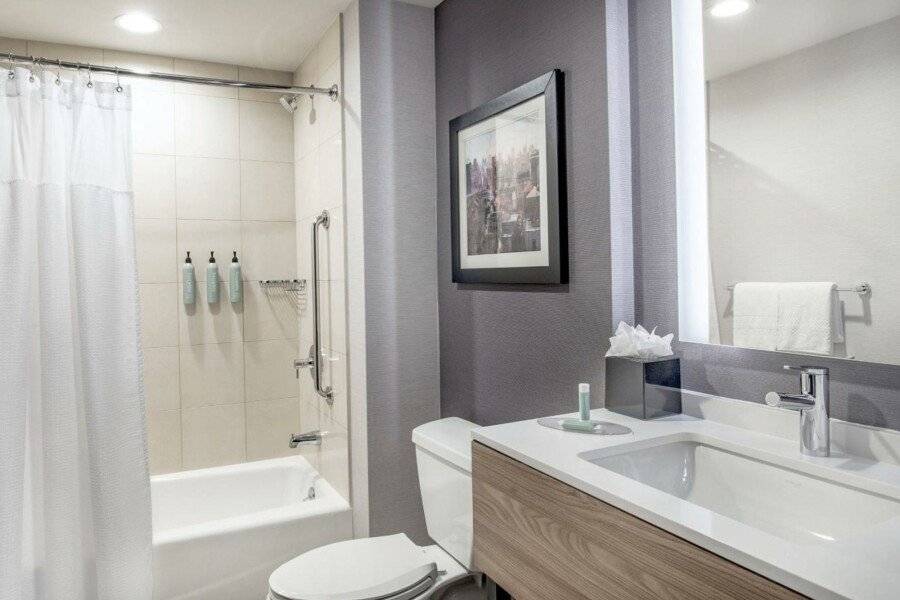 Courtyard by Marriott Times Square West bathtub