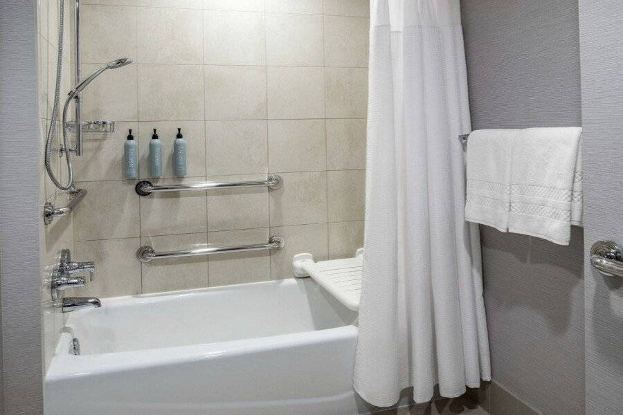 Courtyard by Marriott Times Square West bathtub