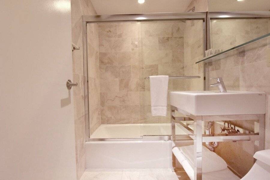 Hotel 32 32 bathtub