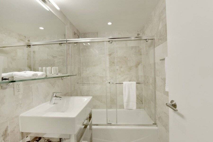 Hotel 32 32 bathtub