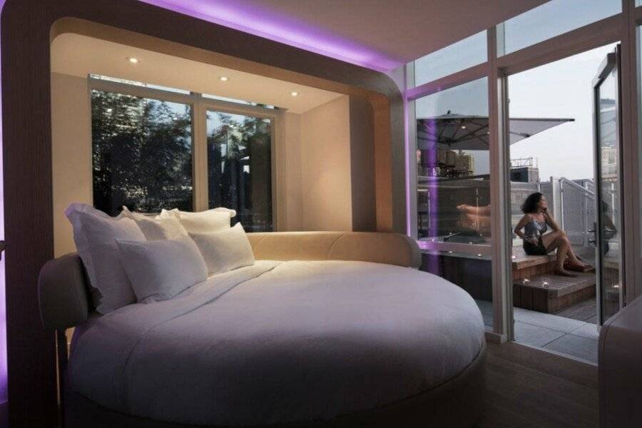 YOTEL New York Times Square hotel bedroom,balcony