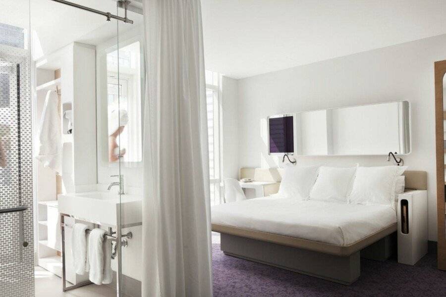 YOTEL New York Times Square hotel bedroom