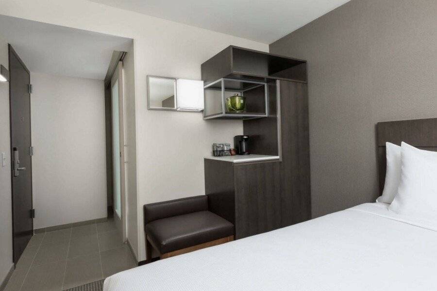 Hyatt Place City/Times Square hotel bedroom