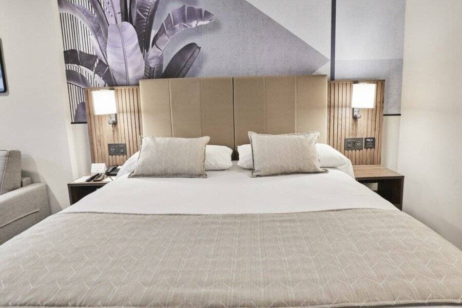 Riu Plaza Manhattan Times Square hotel bedroom