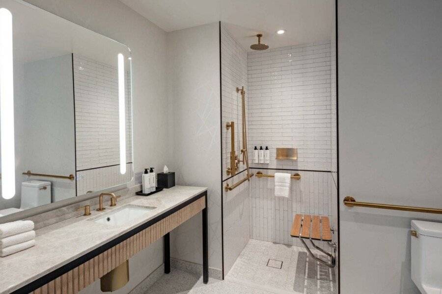 Tempo By Hilton Times Square bathtub