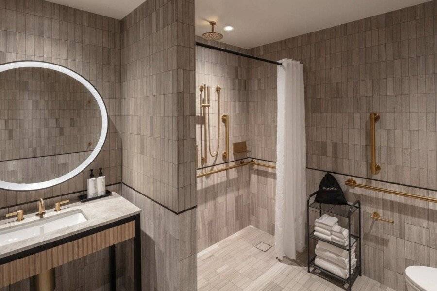 Tempo By Hilton Times Square bathtub