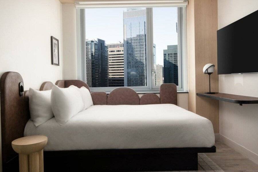 Motto By Hilton City Times Square hotel bedroom