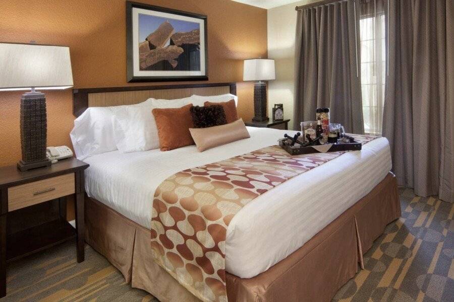 Holiday Inn Club Vacations at Desert Club Resort, an IHG Hotel hotel bedroom