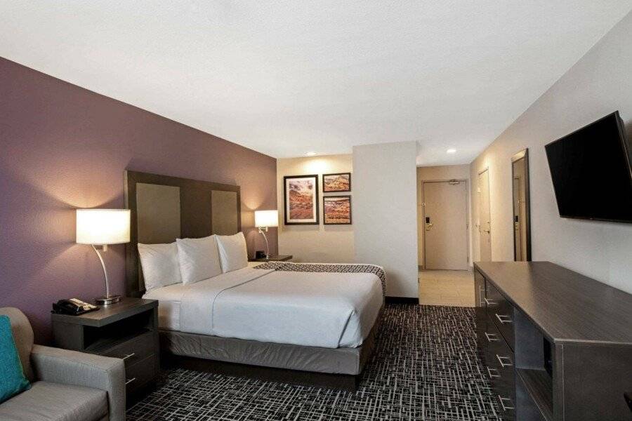 La Quinta Inn & Suites by Wyndham Las Vegas Nellis hotel bedroom