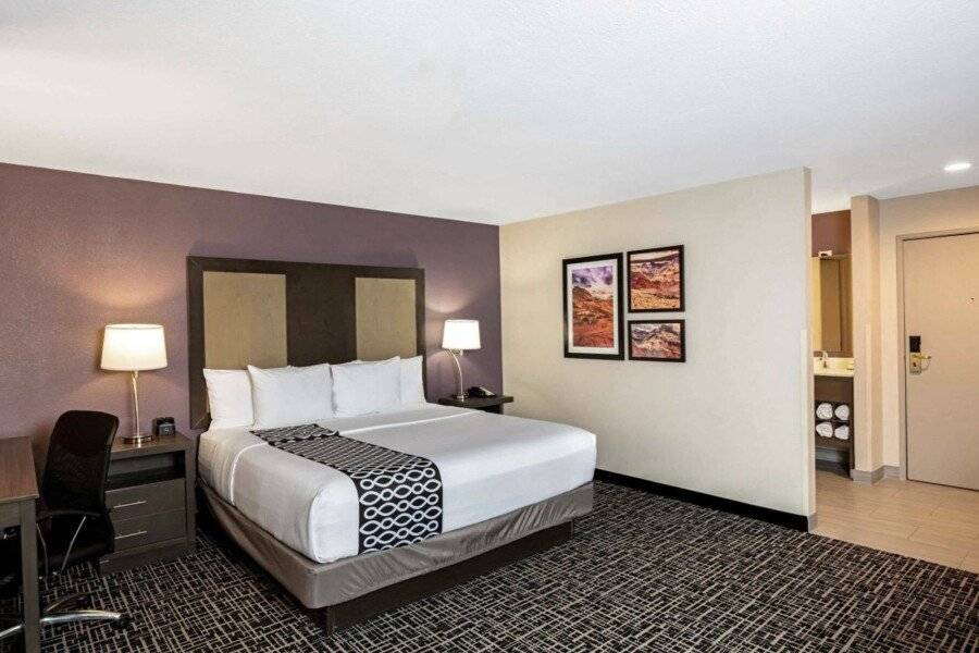 La Quinta Inn & Suites by Wyndham Las Vegas Nellis hotel bedroom