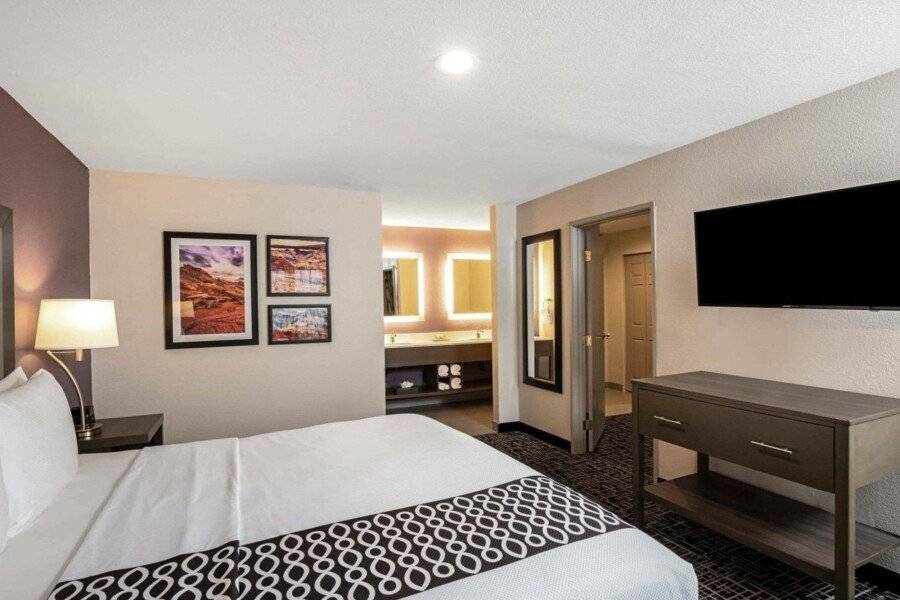 La Quinta Inn & Suites by Wyndham Las Vegas Nellis hotel bedroom