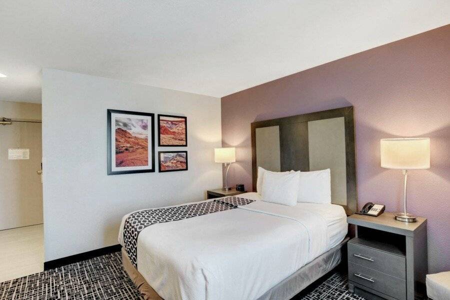 La Quinta Inn & Suites by Wyndham Las Vegas Nellis hotel bedroom