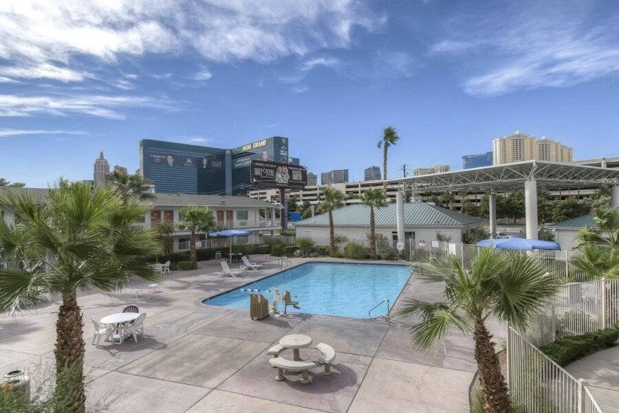 Motel 6-Las Vegas, NV - Tropicana outdoor pool