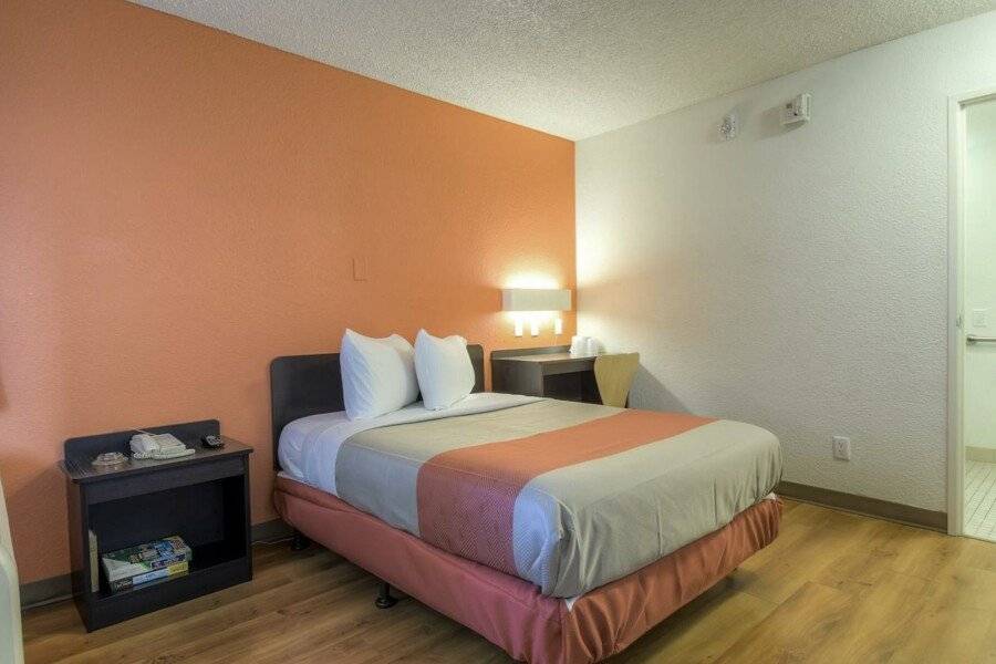 Motel 6-Las Vegas, NV - Tropicana hotel bedroom