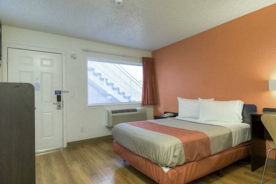 Motel 6-Las Vegas, NV - Tropicana hotel bedroom