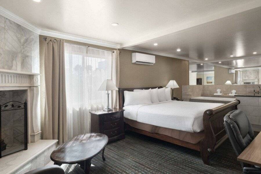 Days Inn by Wyndham Las Vegas Airport hotel bedroom