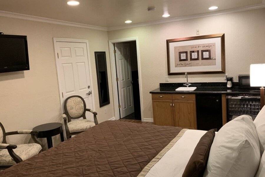 Days Inn by Wyndham Las Vegas Airport hotel bedroom