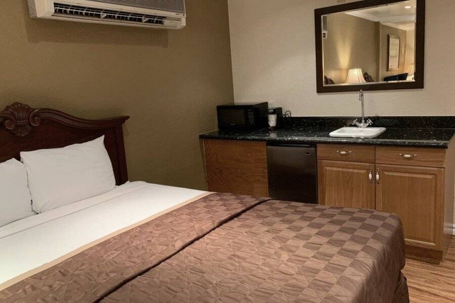 Days Inn by Wyndham Las Vegas Airport hotel bedroom