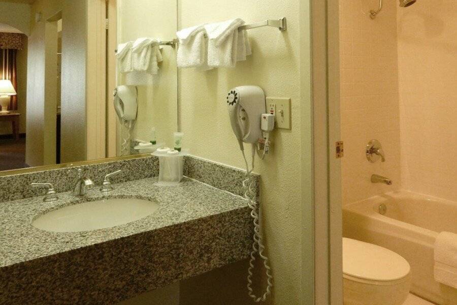 Mardi Gras Hotel & Casino bathtub