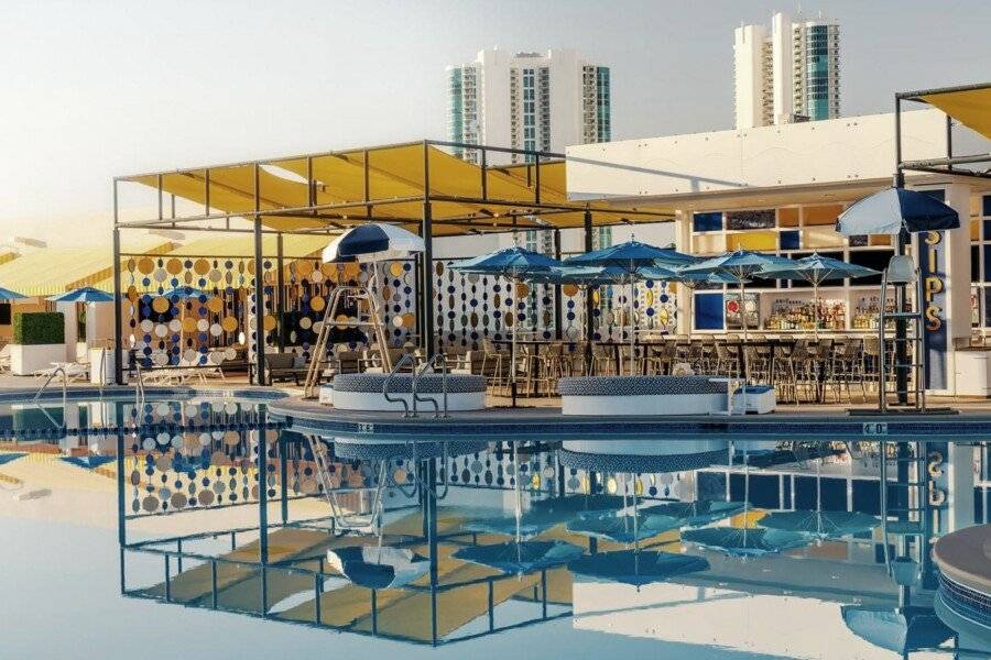 The STRAT Hotel, Casino & Tower pool,bar