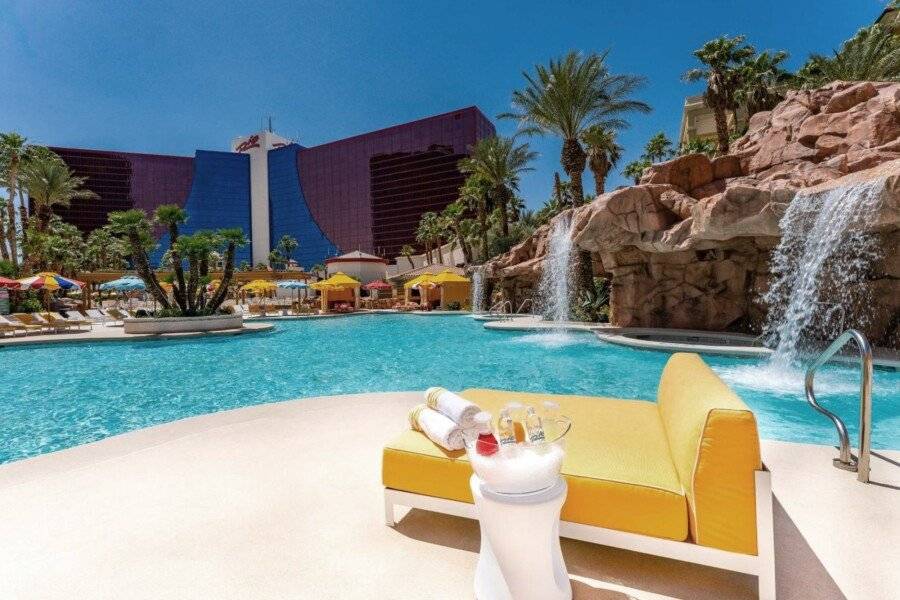 Rio Hotel & Casino outdoor pool,bar