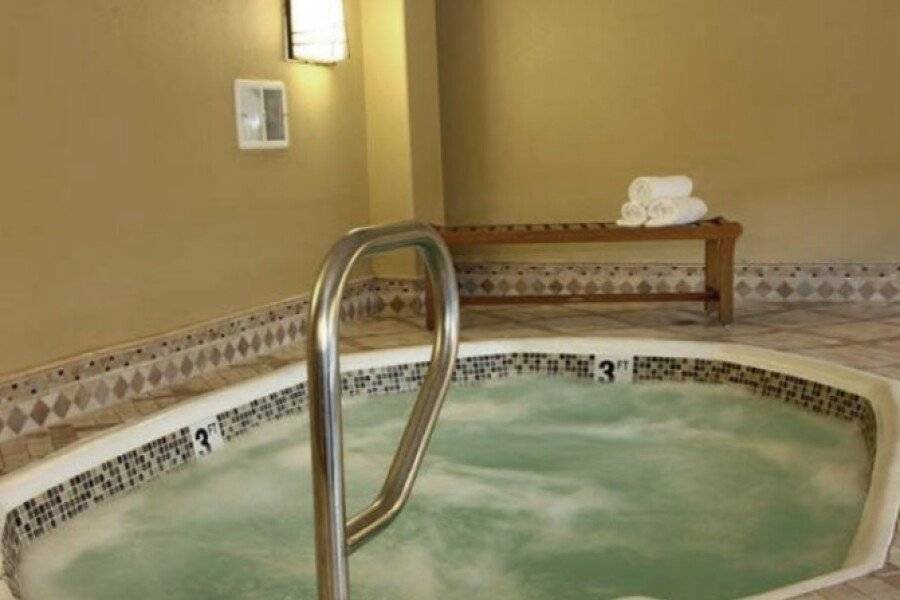 Jockey Club Suites jacuzzi, spa