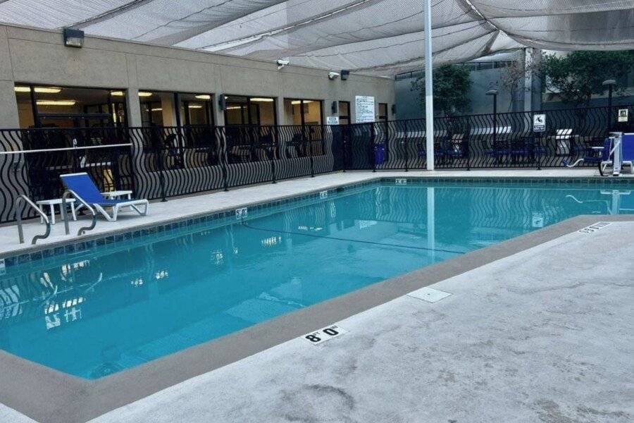 Jockey Resort Suites Center Strip outdoor pool