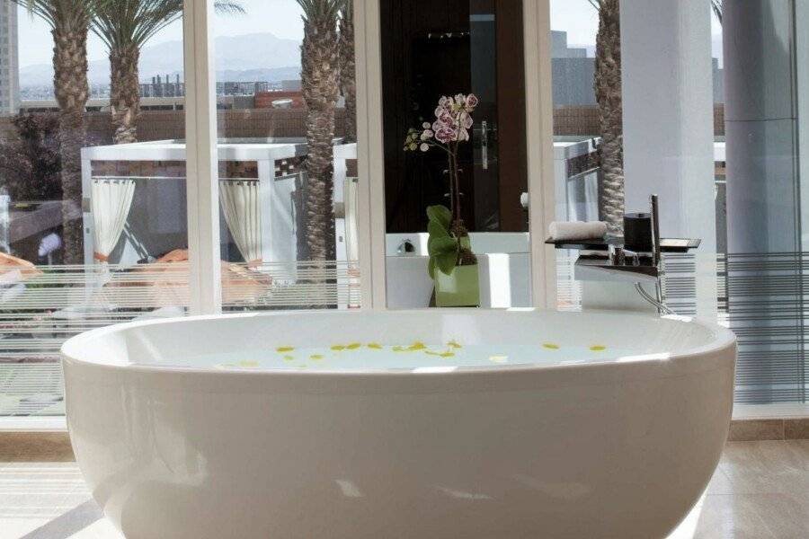 Waldorf Astoria Las Vegas bathtub,garden