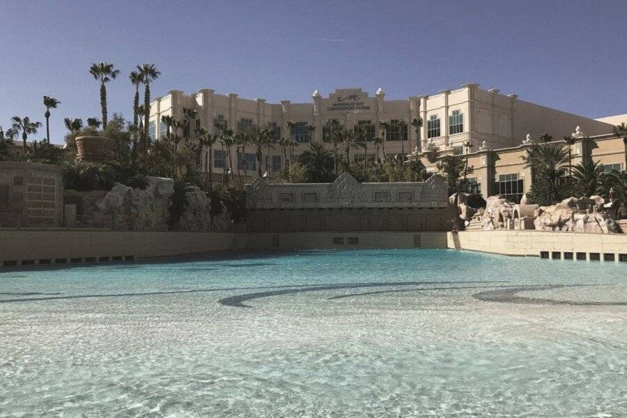 Mandalay Bay facade,outdoor pool