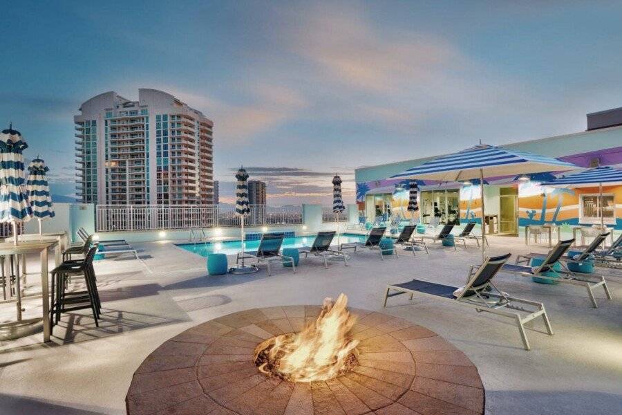 SpringHill Suites by Marriott Las Vegas Convention Center rooftop pool,bar