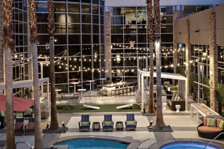 Renaissance Las Vegas Hotel outdoor pool,spa,jacuzzi