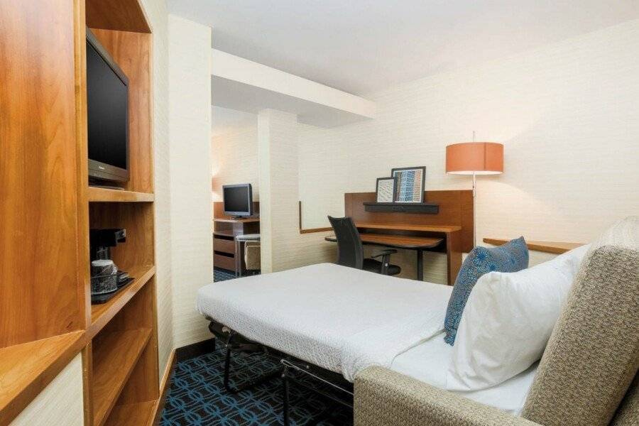 Fairfield by Marriott Inn & Suites Stadium Area hotel bedroom