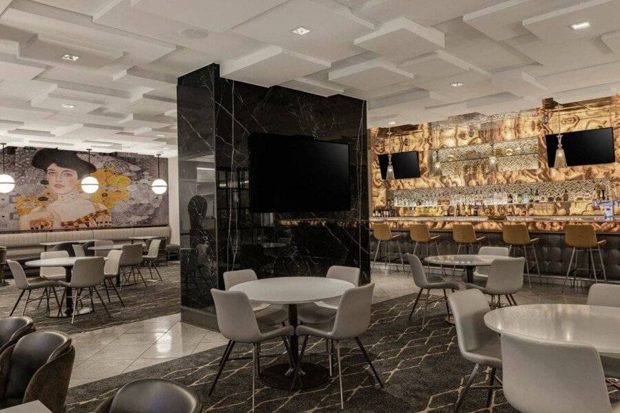 Marriott&#039;s Grand Chateau restaurant, bar, lobby