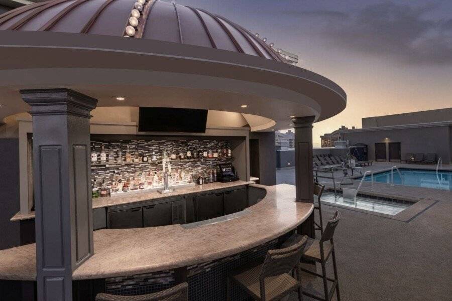 Marriott&#039;s Grand Chateau bar,outdoor pool