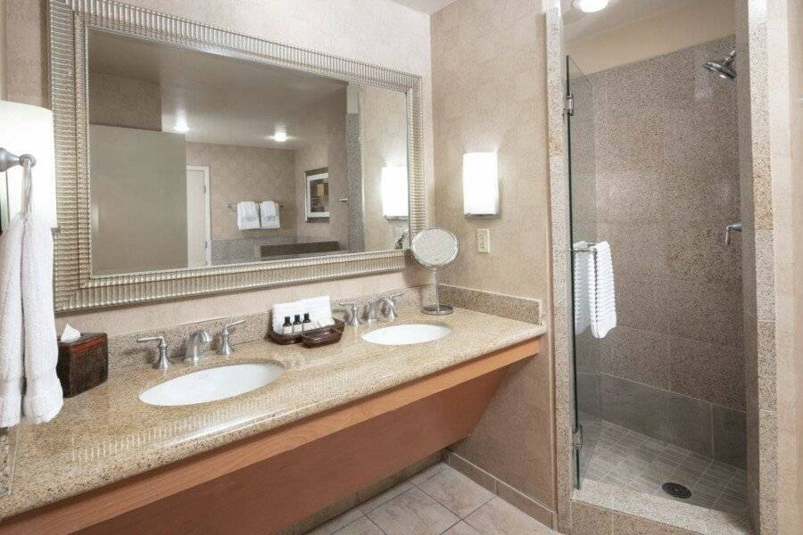 The Platinum Hotel bathtub