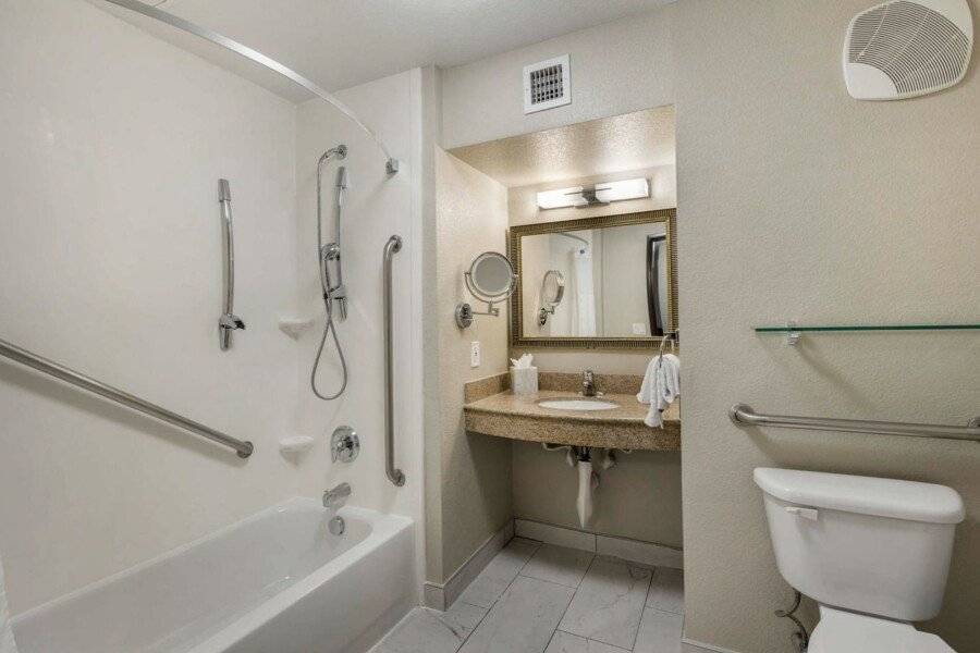 Best Western Plus Henderson Hotel bathtub