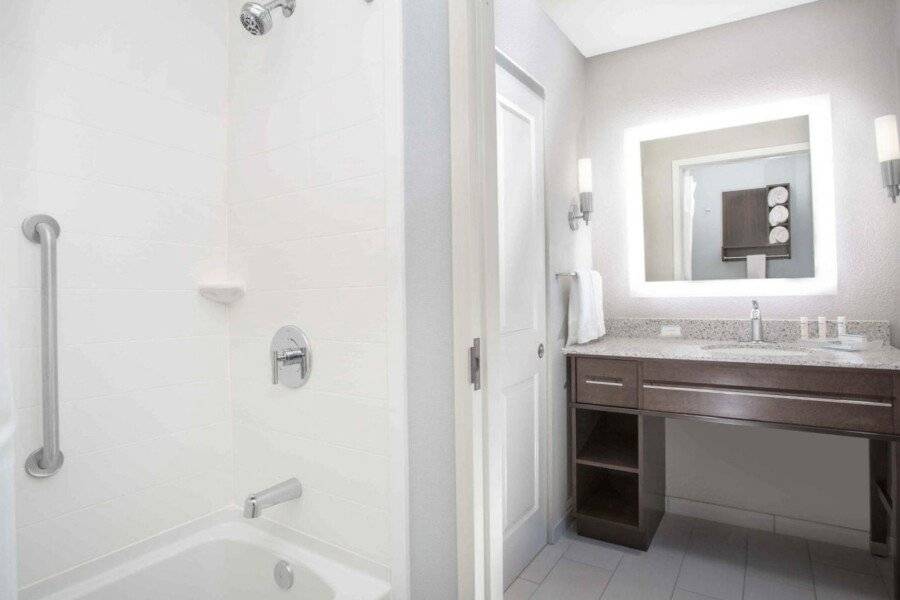 Homewood Suites By Hilton City Center bathtub