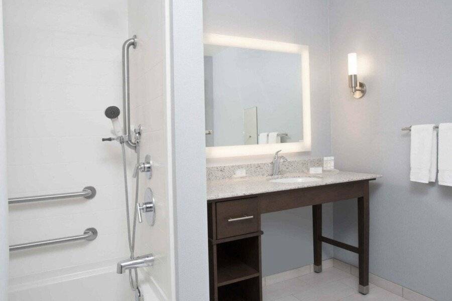 Homewood Suites By Hilton City Center bathtub