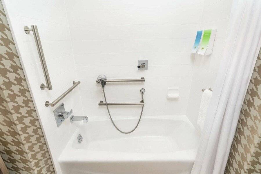 Home2 Suites by Hilton Las Vegas Stadium District bathtub