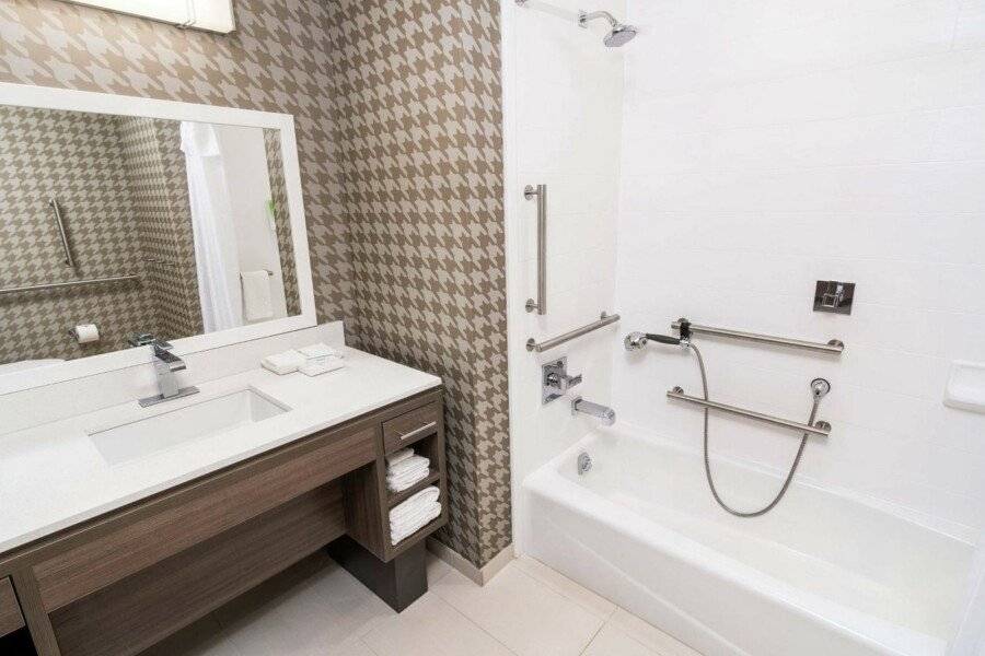 Home2 Suites by Hilton Las Vegas Stadium District bathtub