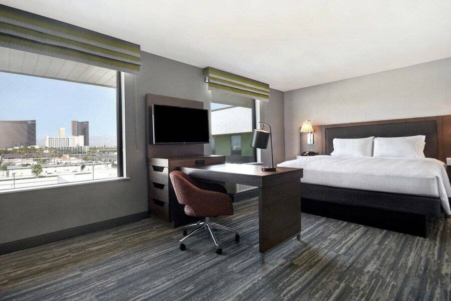 Hampton Inn & Suites Convention Center - No Resort Fee hotel bedroom