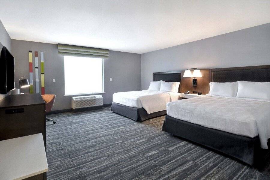 Hampton Inn & Suites Convention Center - No Resort Fee hotel bedroom