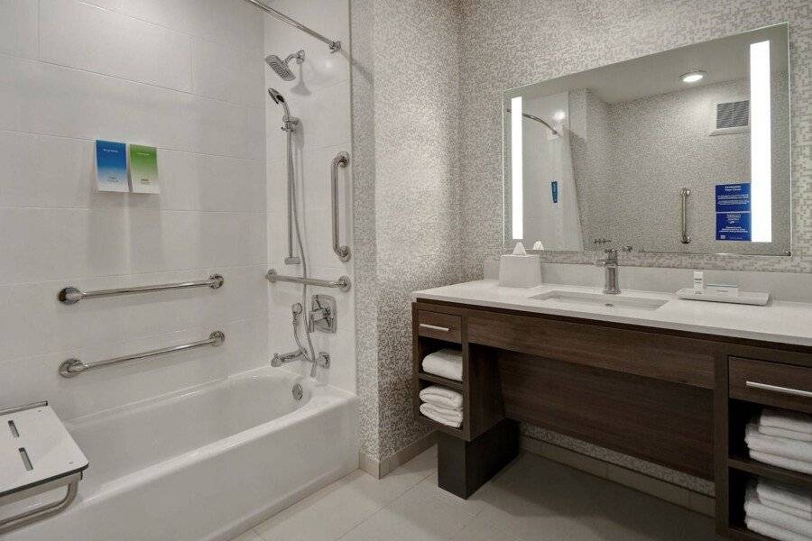 Home2 Suites by Hilton Convention Center bathtub